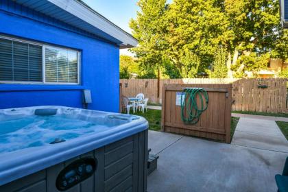 Inn 3 - Downtown 1 bedroom unit sleeps 6 with shared hot tub - image 15