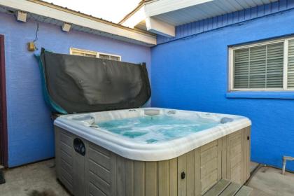 Inn 3 - Downtown 1 bedroom unit sleeps 6 with shared hot tub - image 16