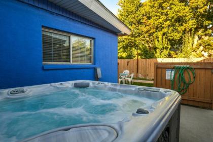 Inn 3 - Downtown 1 bedroom unit sleeps 6 with shared hot tub - image 17