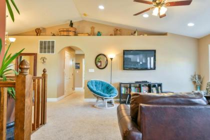 DV - Six bedroom home with private hot tub. Sleeps 22! - image 2