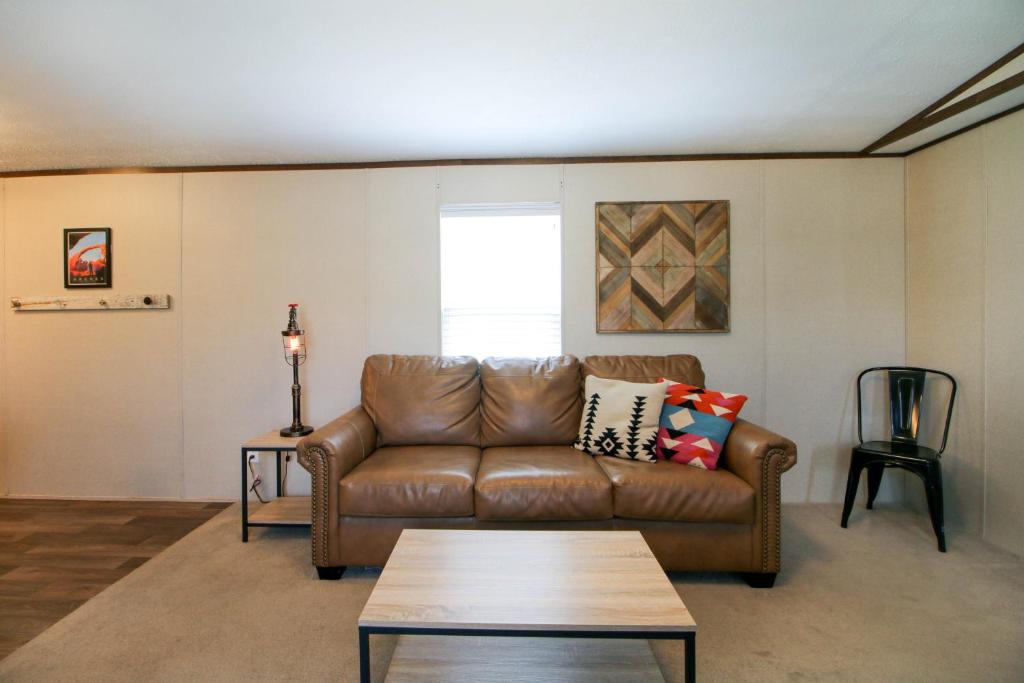 RSH 6 - Bring the family. Enough room for all. Sleeps 10! - image 4