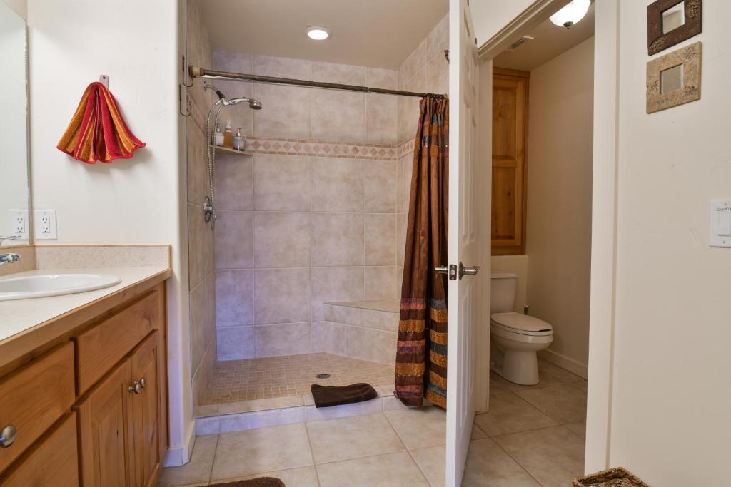 RV Y1 - Stunning townhome Close to Arches Private Hot Tub - image 2