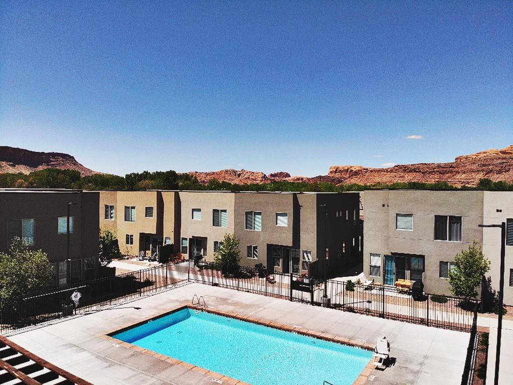 Sleeps 28 Pet Friendly Mighty 5 National Parks Adorable Poolside Homes - Entrada 631 and 635 - image 3