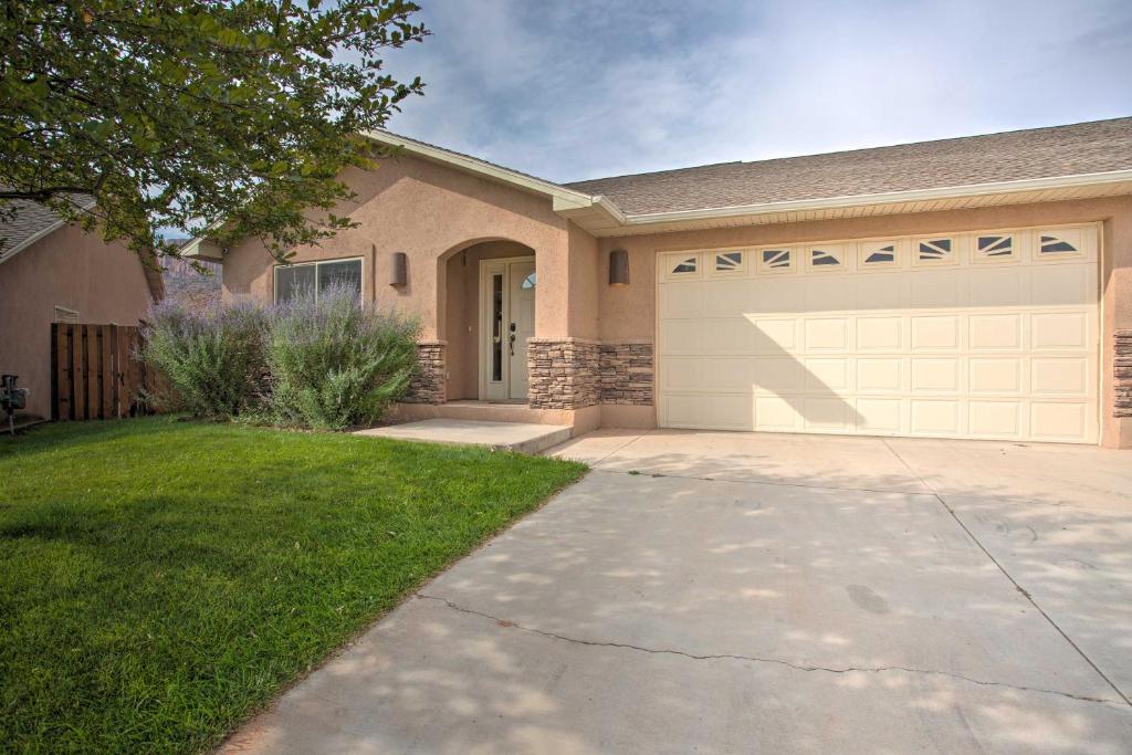 Modern Moab Townhome with Shared Pool and Hot Tub! - main image