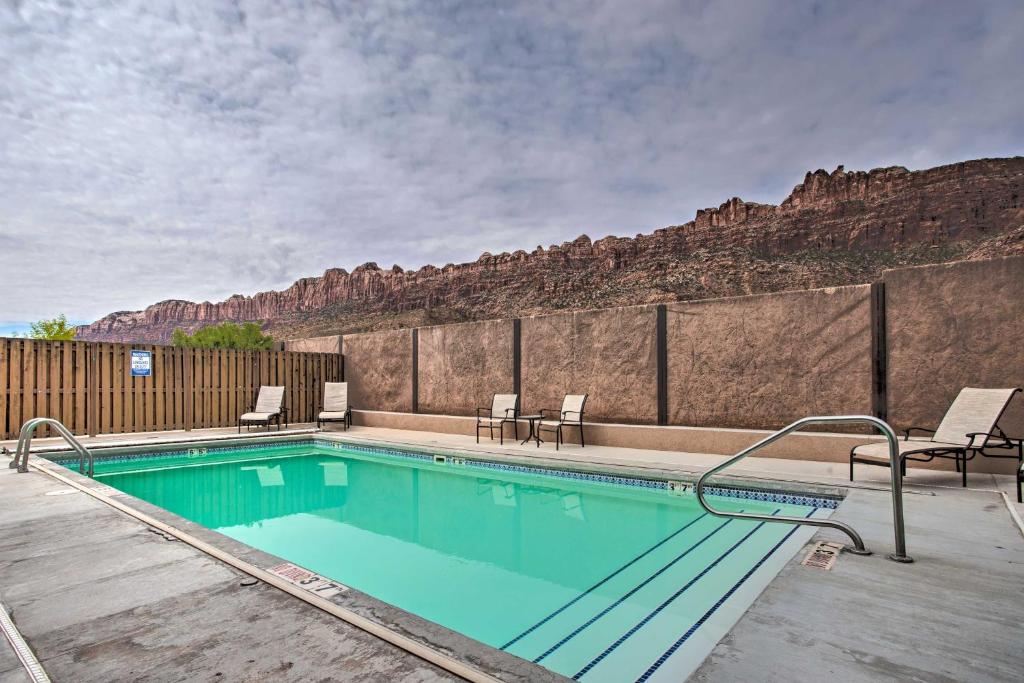 Modern Moab Townhome with Shared Pool and Hot Tub! - image 2