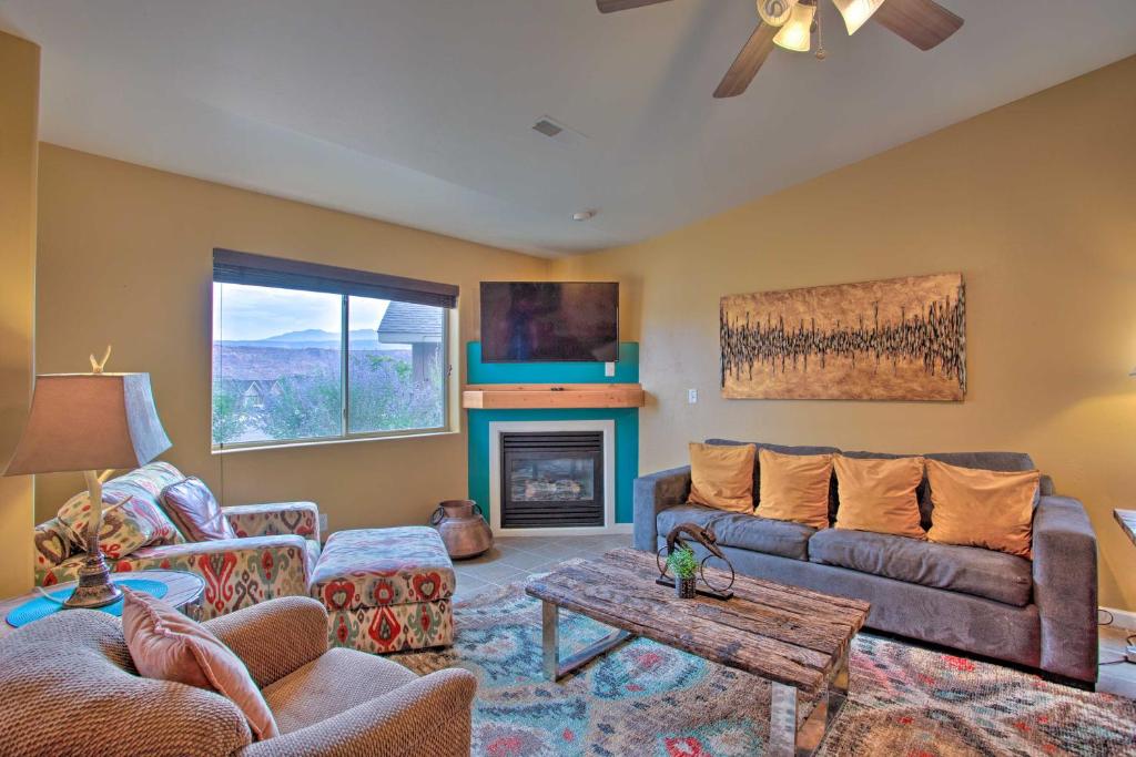 Modern Moab Townhome with Shared Pool and Hot Tub! - image 3