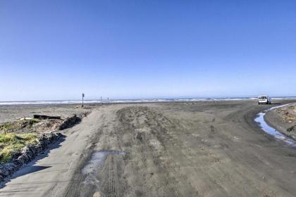 Pacific Beach House with Yard - Walk to the Ocean! - image 11