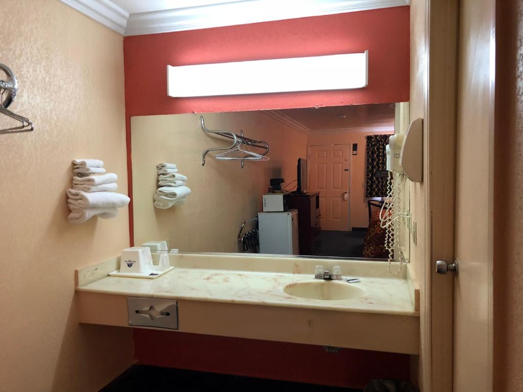 Americas Best Value Inn-Mojave - image 7