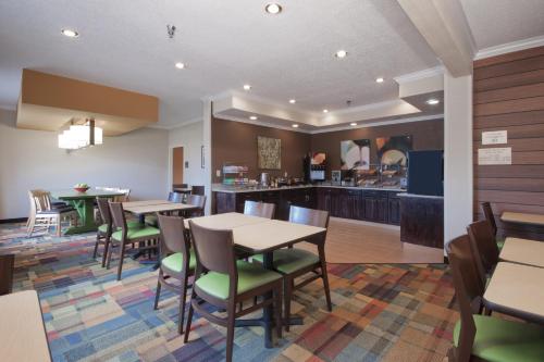 AmericInn by Wyndham Moline Airport Quad Cities - image 6