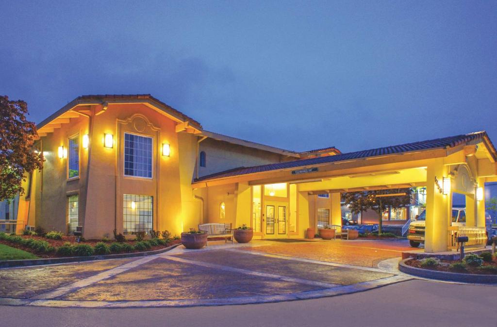 La Quinta Inn by Wyndham Moline Airport - main image