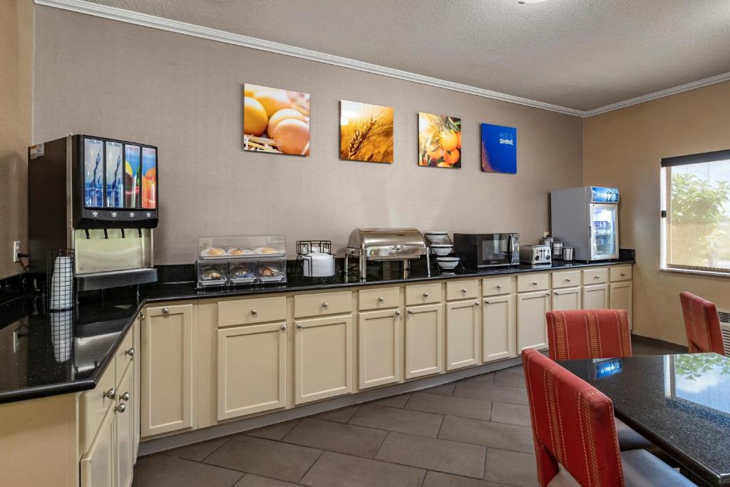 Comfort Inn Moline - Quad Cities - image 3