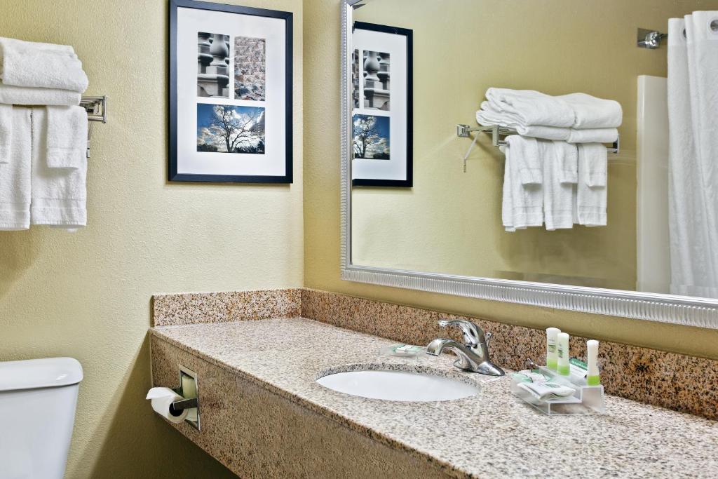 Country Inn & Suites by Radisson Moline Airport IL - image 7