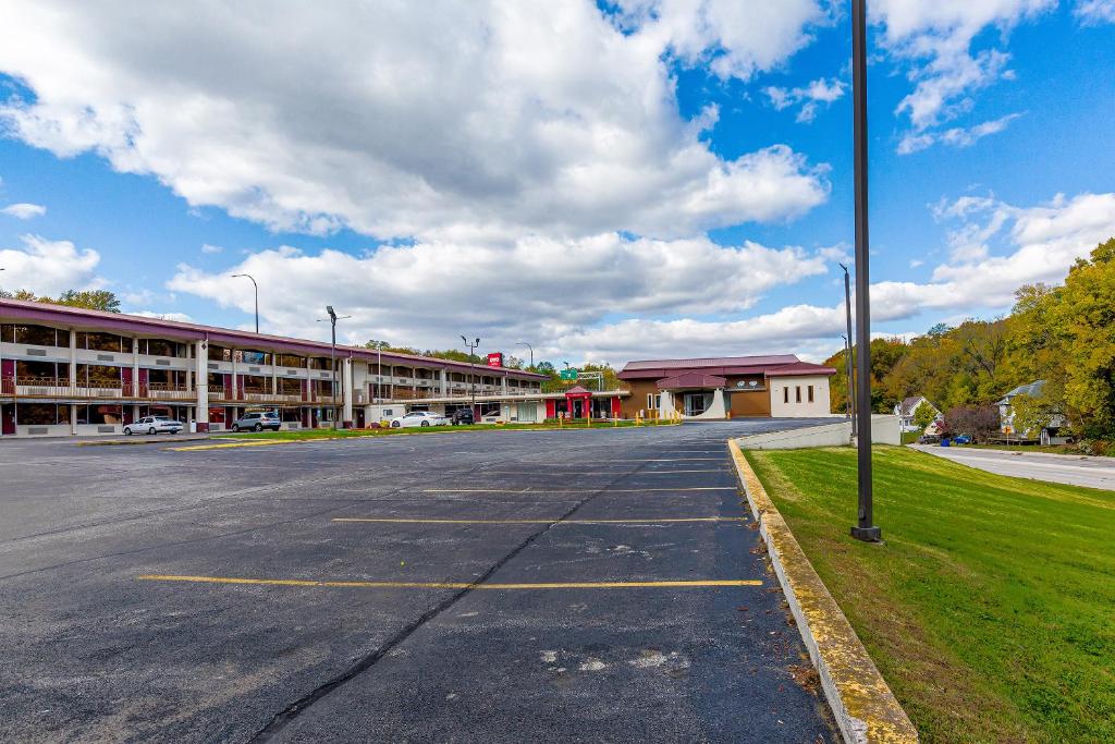 OYO Hotel Moline Downtown IL I-74 North - image 6