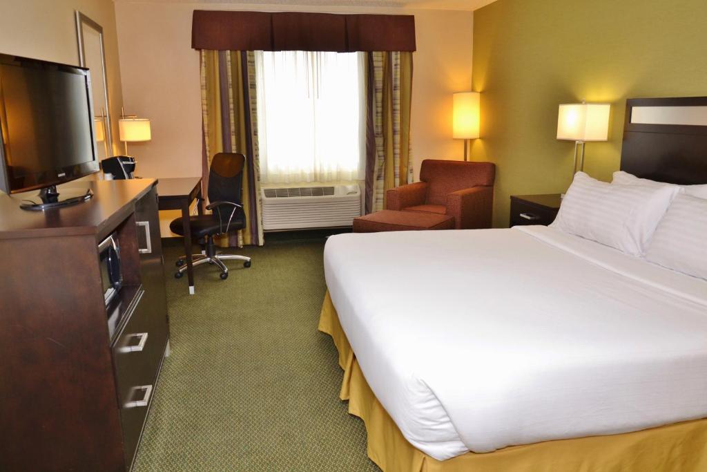 Holiday Inn Express Hotel & Suites Center Township an IHG Hotel - image 6