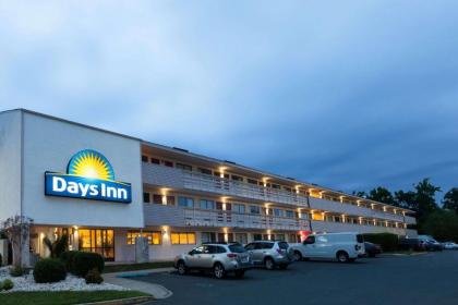 Days Inn by Wyndham Monmouth Junction Princeton - image 1