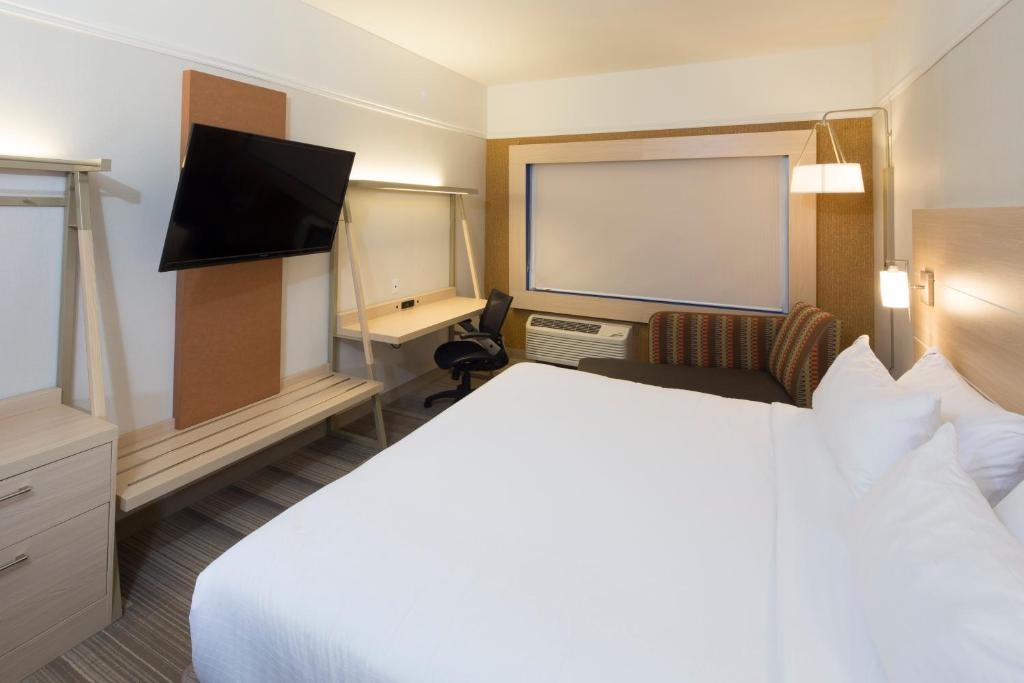 Holiday Inn Express & Suites Monroe an IHG Hotel - image 7