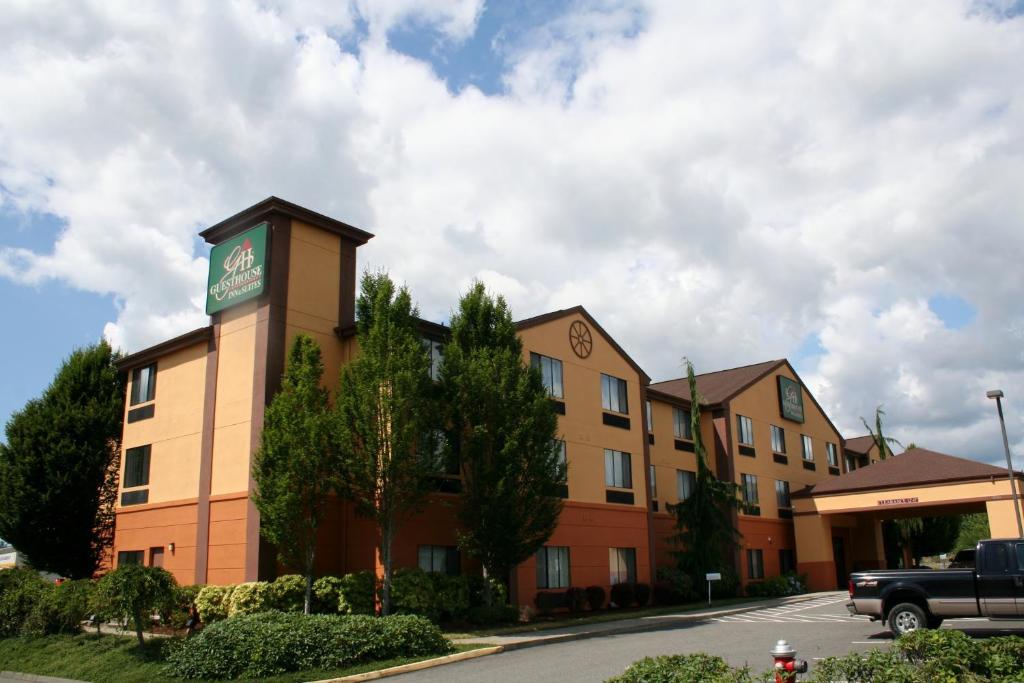 Evergreen Inn & Suites - main image