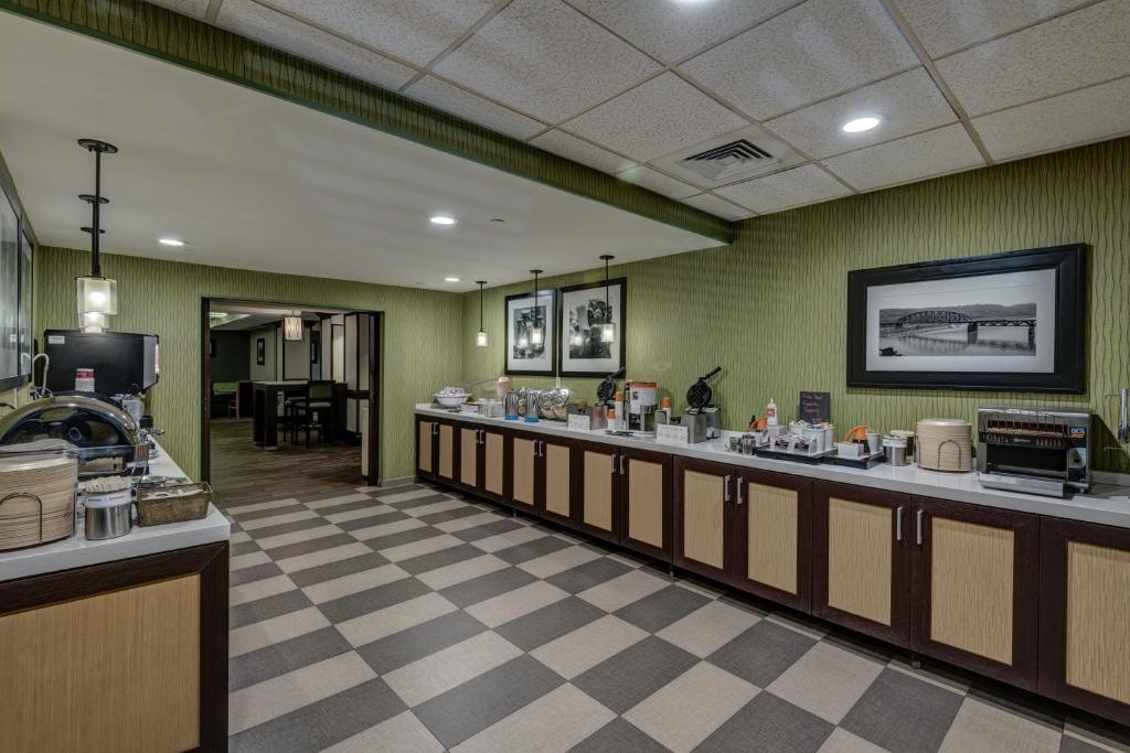 Hampton Inn Pittsburgh-Monroeville - image 4