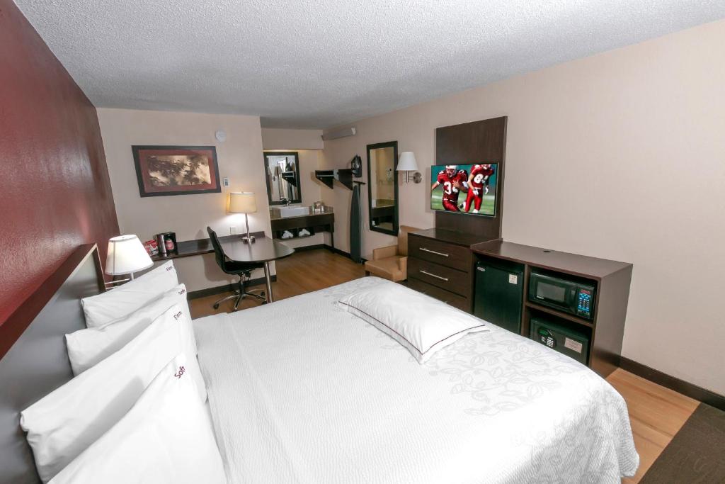 Red Roof Inn PLUS+ Pittsburgh East - Monroeville - image 3