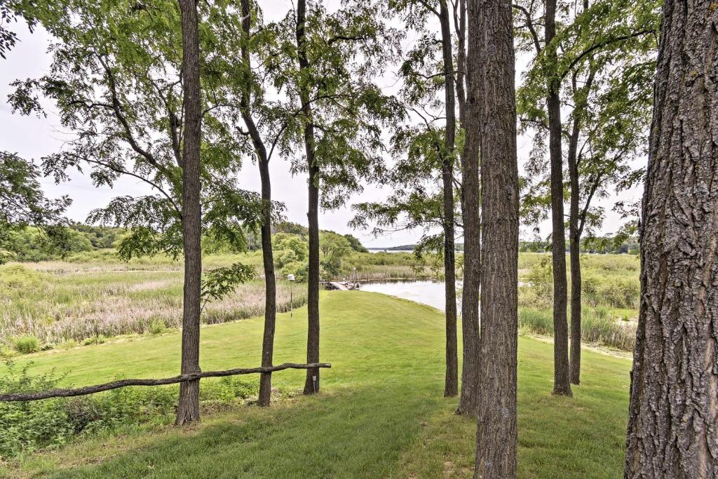 Tranquil Cabin with Fire Pit - Fishermans Paradise! - image 4