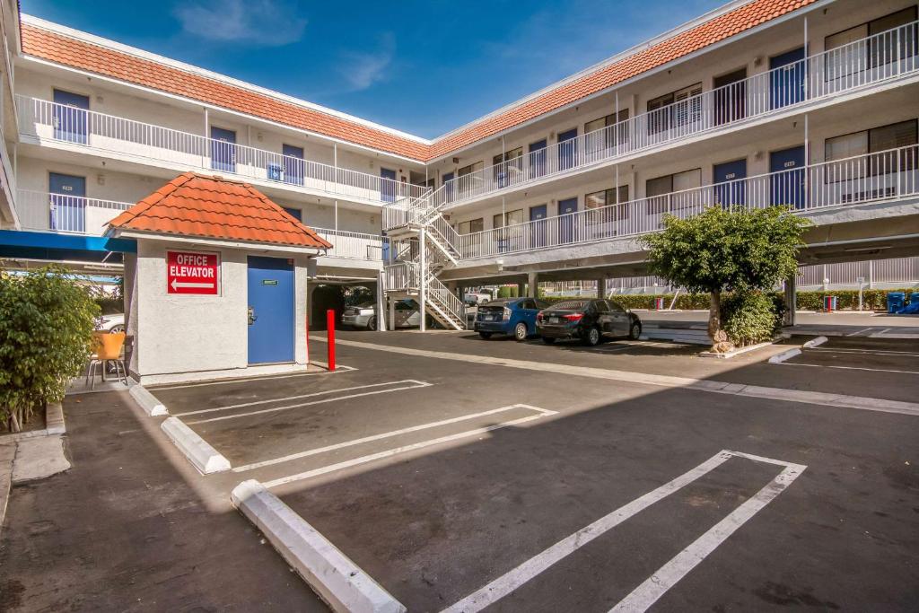 Motel 6 Monterey Park - image 3