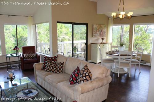 Pebble Beach Tree House Views of the Ocean Vaulted Ceilings Close to Everything - main image