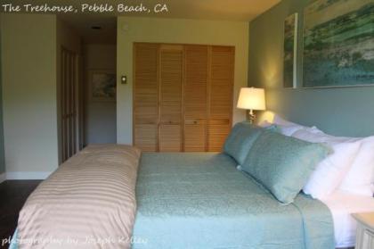 Pebble Beach Tree House Views of the Ocean Vaulted Ceilings Close to Everything - image 3