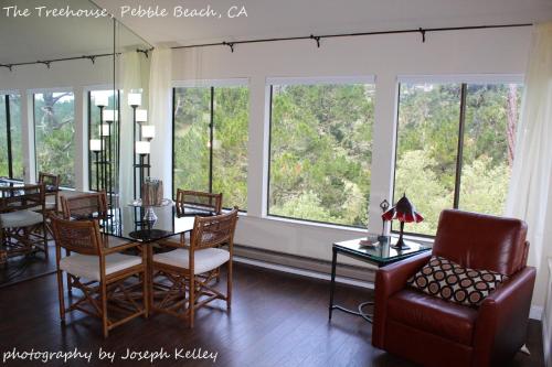 Pebble Beach Tree House Views of the Ocean Vaulted Ceilings Close to Everything - image 5