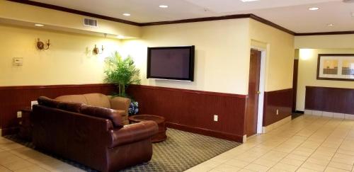 Home Inn & Suites - image 4