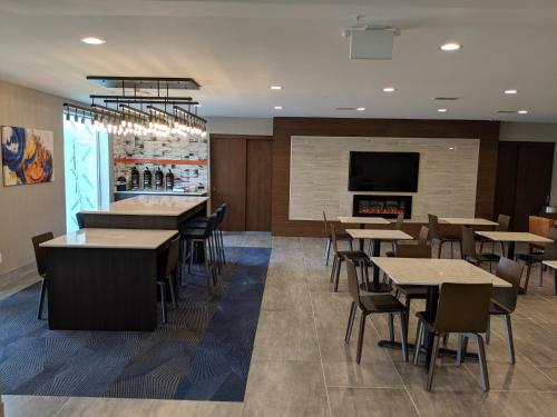 La Quinta Inn & Suites by Wyndham Montgomery - image 3