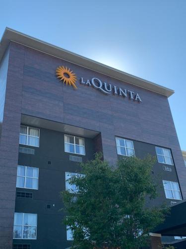 La Quinta Inn & Suites by Wyndham Montgomery - image 4