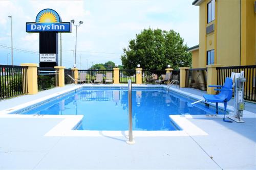 Days Inn by Wyndham Montgomery - image 4