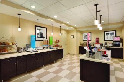 Hampton Inn & Suites Philadelphia Montgomeryville - image 2