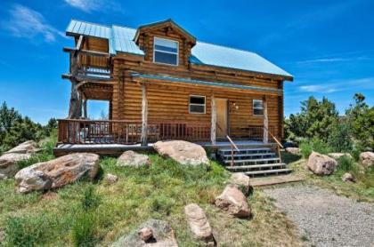 Pet friendly moab Cabin with mtn Views and BBQ monticello Utah