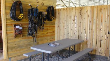 Canyonlands Barn Cabin with Loft Full Kitchen Dining Area for Large Groups - image 11