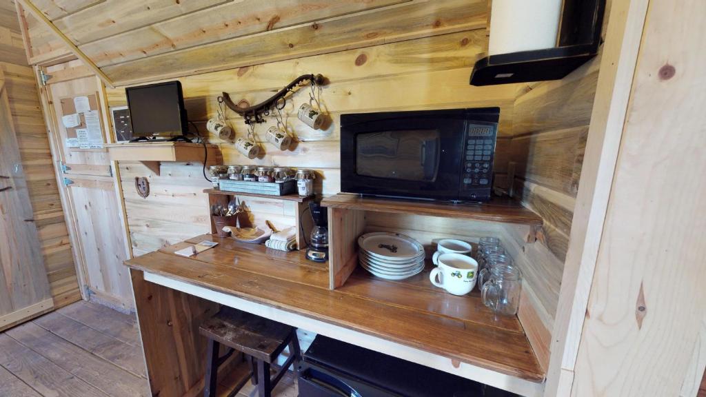 Canyonlands Barn Cabin with Loft Full Kitchen Dining Area for Large Groups - image 2