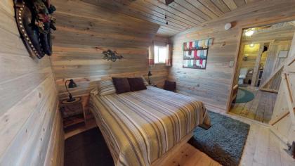 Canyonlands Barn Cabin with Loft Full Kitchen Dining Area for Large Groups - image 3