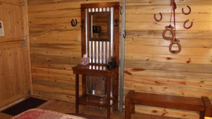 Canyonlands Barn Cabin with Loft Full Kitchen Dining Area for Large Groups - image 9