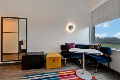 Aloft Mooresville - image 7