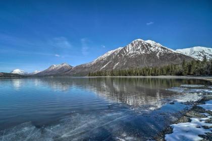 Peaceful Mountain-View Home - Walk to Kenai Lake! - image 5