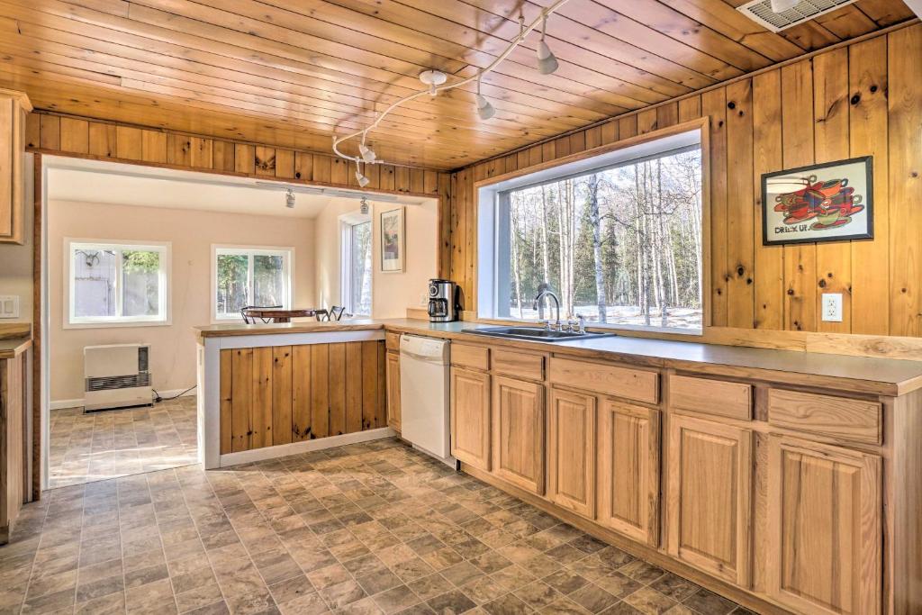 Peaceful Mountain-View Home - Walk to Kenai Lake! - image 6