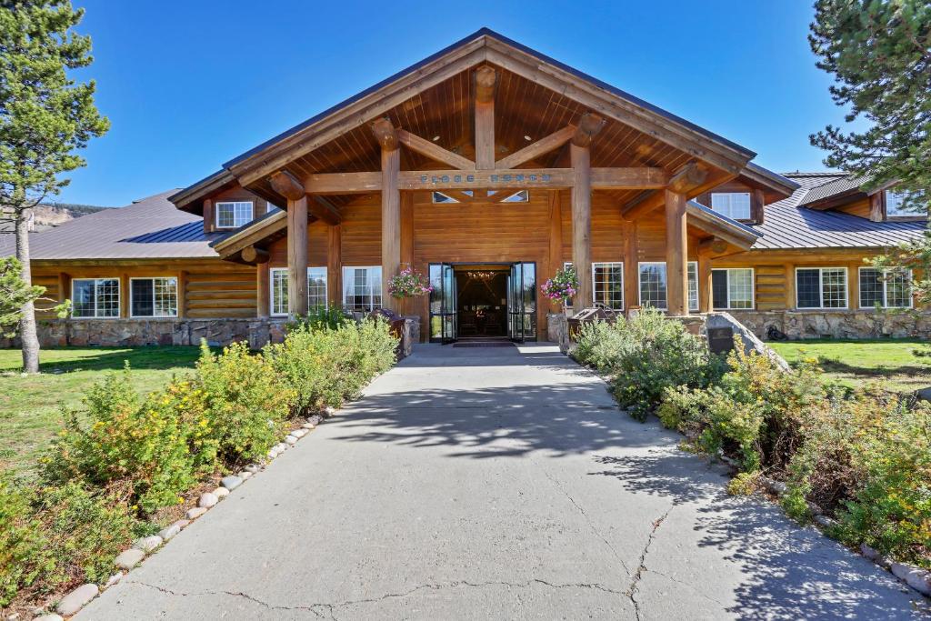 Headwaters Lodge & Cabins at Flagg Ranch - main image