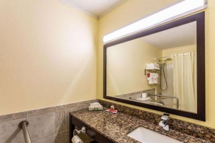 Econo Lodge Morgantown - image 12