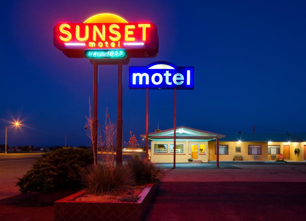 Sunset Motel Moriarty - main image