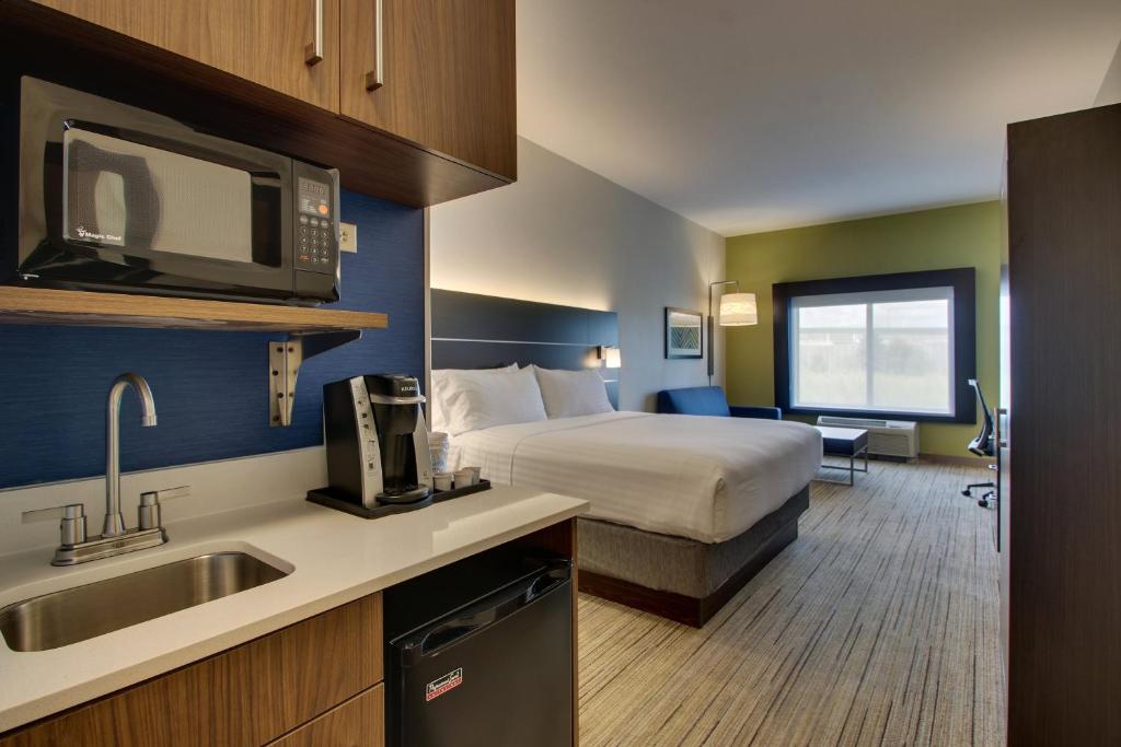 Holiday Inn Express Hotel & Suites Morris an IHG Hotel - image 5