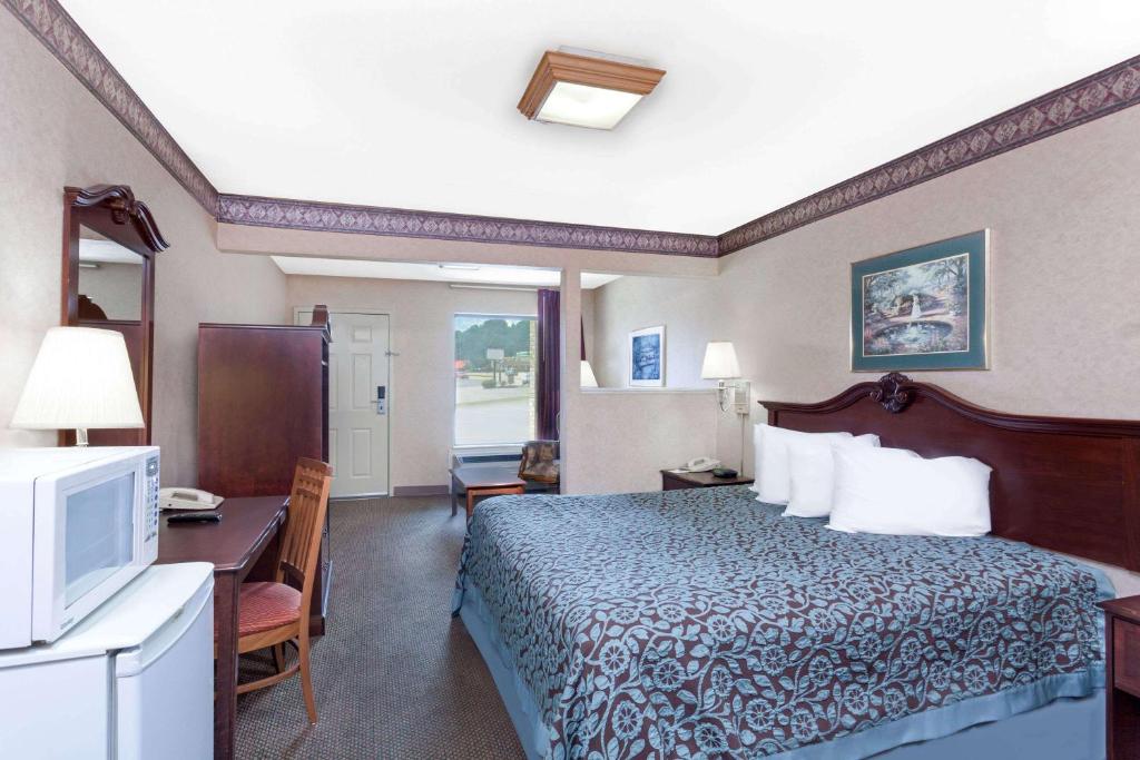 Days Inn by Wyndham Morristown - image 3