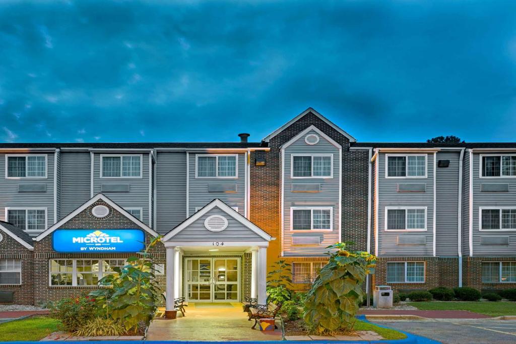 Microtel Inn by Wyndham Raleigh-Durham Airport - main image