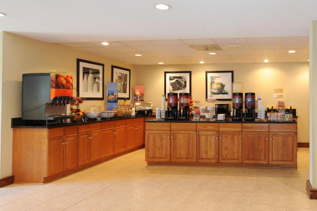 Hampton Inn Hotel Atlanta-Southlake - image 2