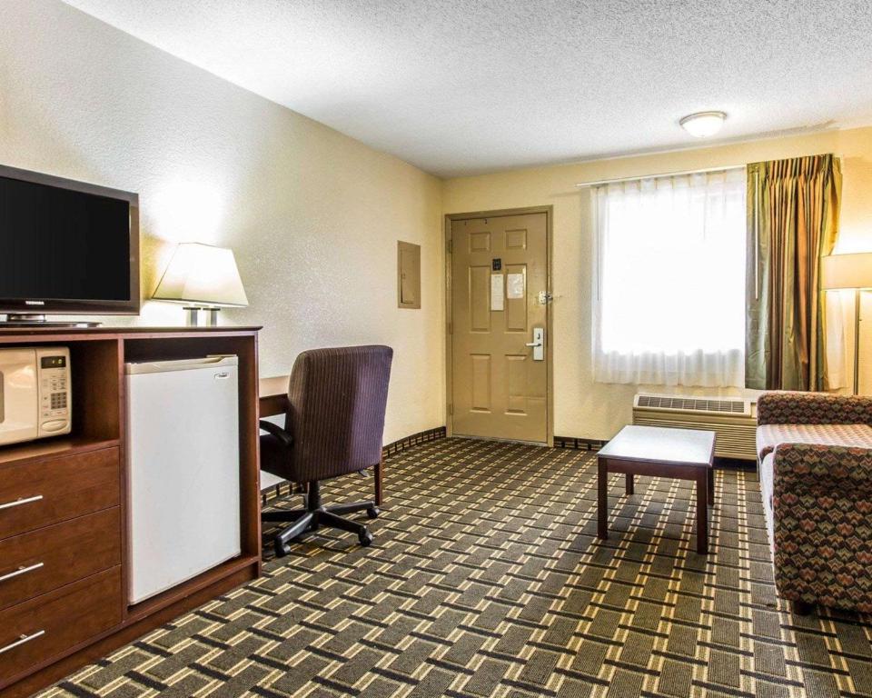 Quality Inn & Suites Morrow Atlanta South - image 5