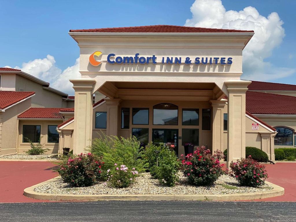 Comfort Inn & Suites at I-74 and 155 - main image